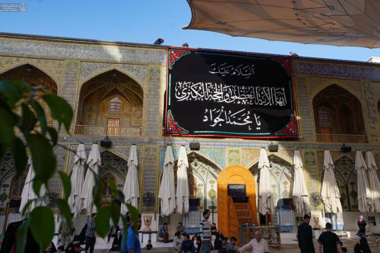 Gran pancarta de tela con el nombre del Imam Yawad (la paz sea con él) instalada en el patio del Sagrado Santuario Alawi