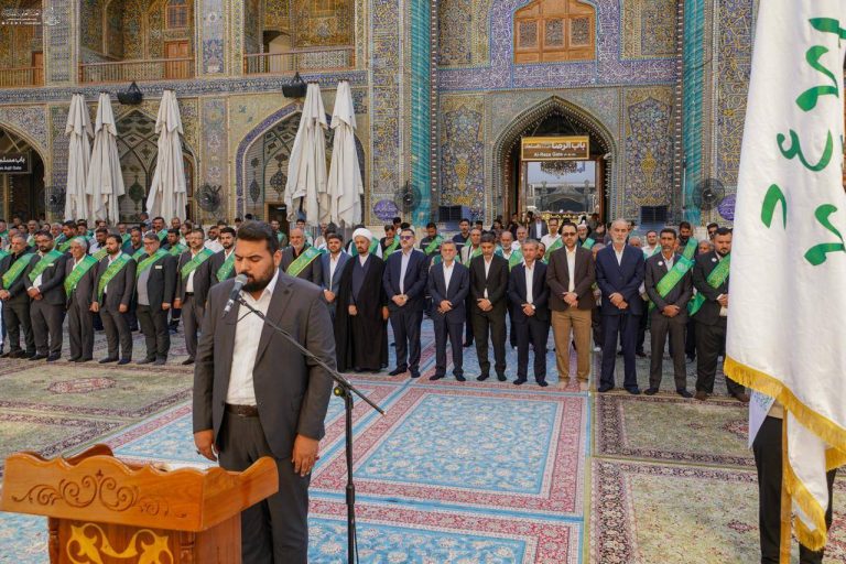 Ceremonia de entrega de las banderas de Ghadir en el Santuario del Imam Alí en Irak