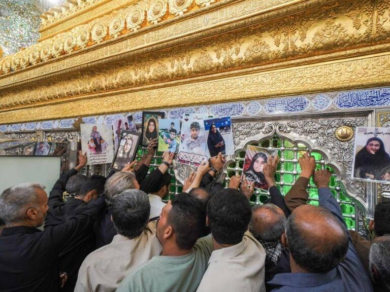 Familias de mártires iraníes realizando la ziyarah en el santuario del Imam Ali en Nayaf.