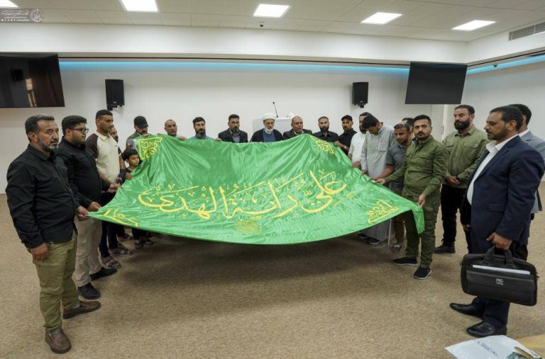 Delegación del Santuario del Imam Alí durante su visita a las familias de los mártires y heridos en la provincia de Wasit.