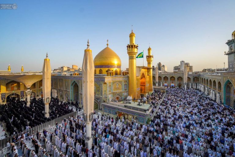 Peregrinos y fieles durante la oración del Eid al-Adha en el Santuario del Imam Alí