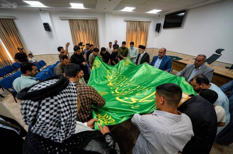 Delegación del Santuario del Imam Alí durante su visita a las familias de los mártires y heridos en la provincia de Di Car.