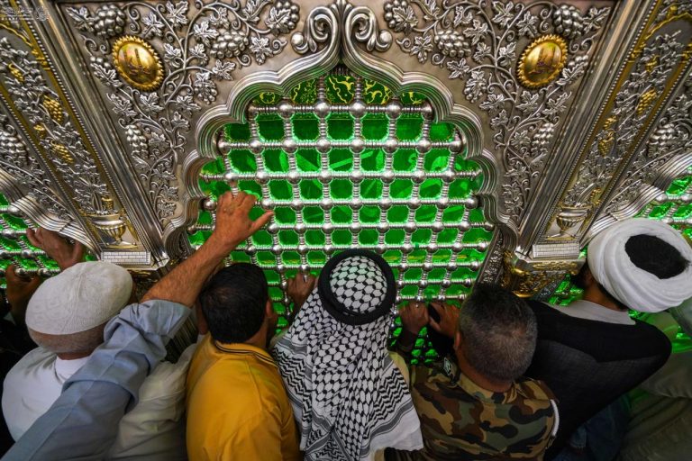 Peregrinos en el Santuario del Imam Alí (la paz sea con él) en Nayaf durante el día especial de peregrinación