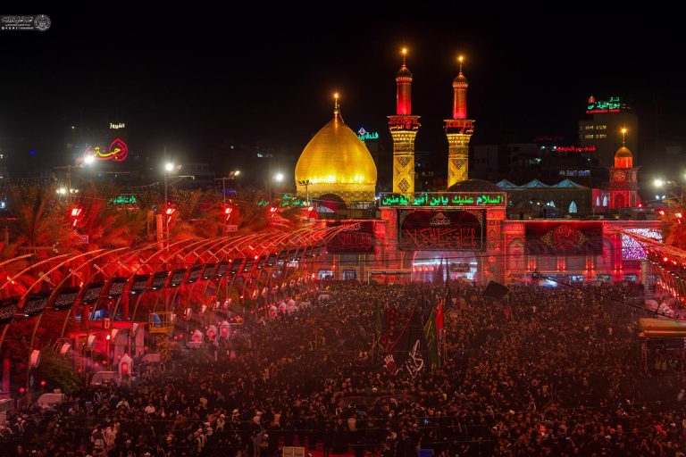 Grupos de dolientes husayníes participan en las ceremonias de duelo en Bayn al-Haramayn durante la noche de Ashura.