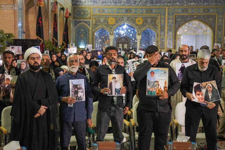El custodio del Sagrado Santuario Alawi rinde homenaje a las familias de los mártires de la escuela «Shajare Tayebé» de Minab durante una ceremonia en el Patio de la Señora Fátima Zahra.