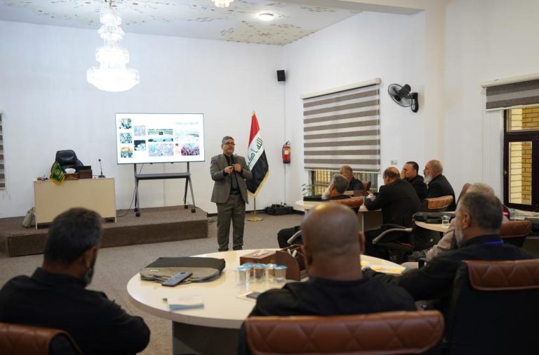 Servidores voluntarios del Sagrado Santuario Alawi durante un curso de formación especializado para prestar servicio a los peregrinos del Arbaín.