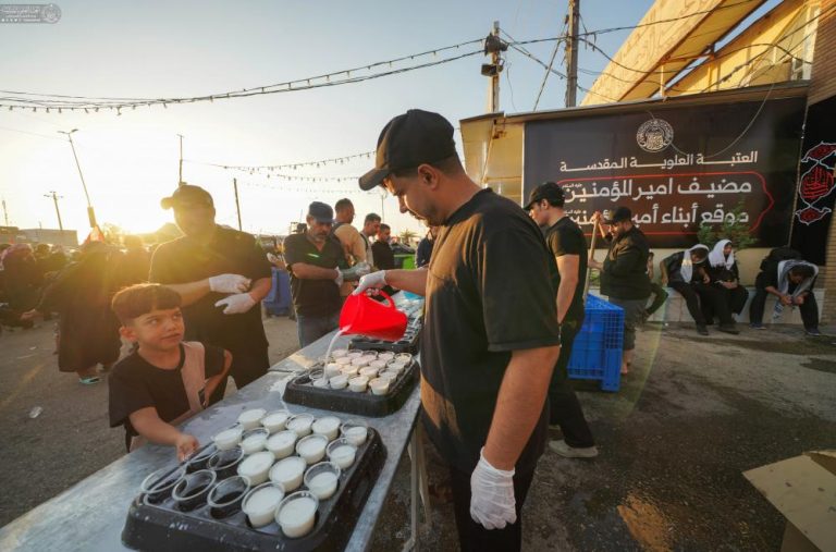 Distribución de alimentos bendecidos entre los peregrinos del Arbaín en el camino hacia Karbalá