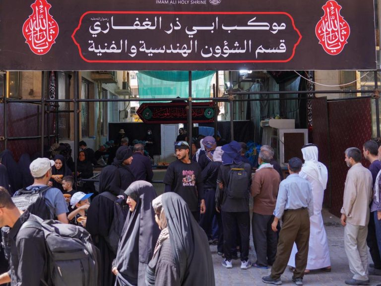 El Mawkib Abu Dhar al-Ghifari presta servicios a los peregrinos de Arbaín cerca del Sagrado Santuario Alawi.