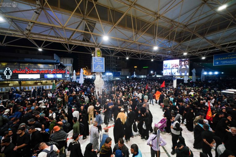 Una multitud de peregrinos de Husáin se congrega junto al Sagrado Santuario Alawi durante Arbaín.
