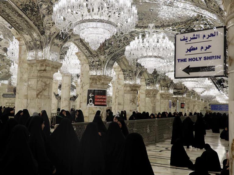 Personal femenino del Sagrado Santuario Alawi organiza la circulación de las peregrinas durante Arbaín.
