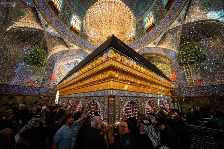 Peregrinos en el Sagrado Santuario Alawi durante el domingo, día especialmente dedicado a la peregrinación del Príncipe de los Creyentes.