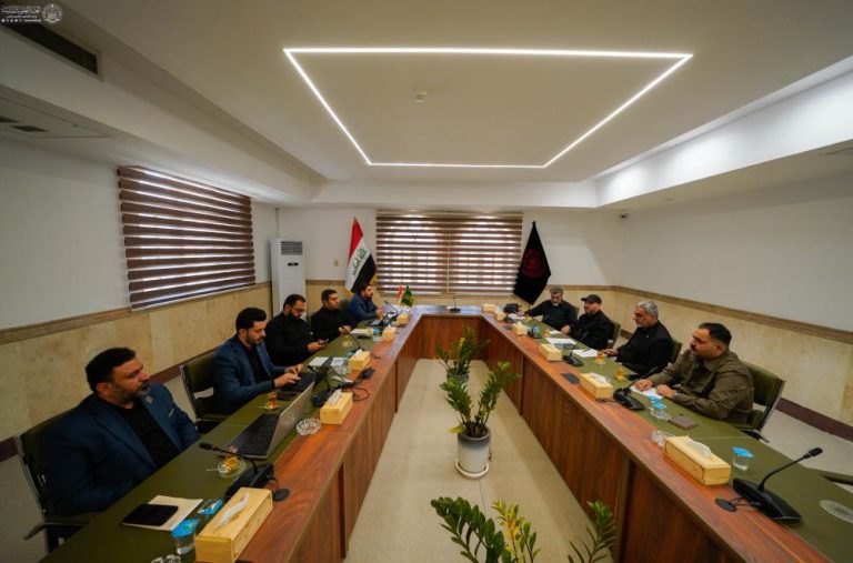 El Sagrado Santuario Alawi durante los preparativos para la ceremonia fúnebre del líder mártir de la República Islámica de Irán en Nayaf.