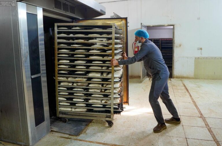 La fábrica «Al-Qasim» produce diariamente más de 130 mil panes para los peregrinos de Arbaín.