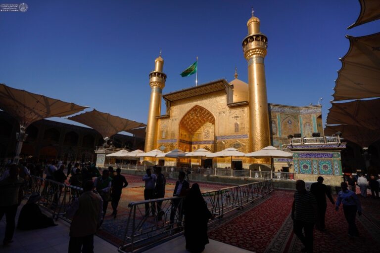 Peregrinos rezando en el Santuario del Imam Alí durante el domingo