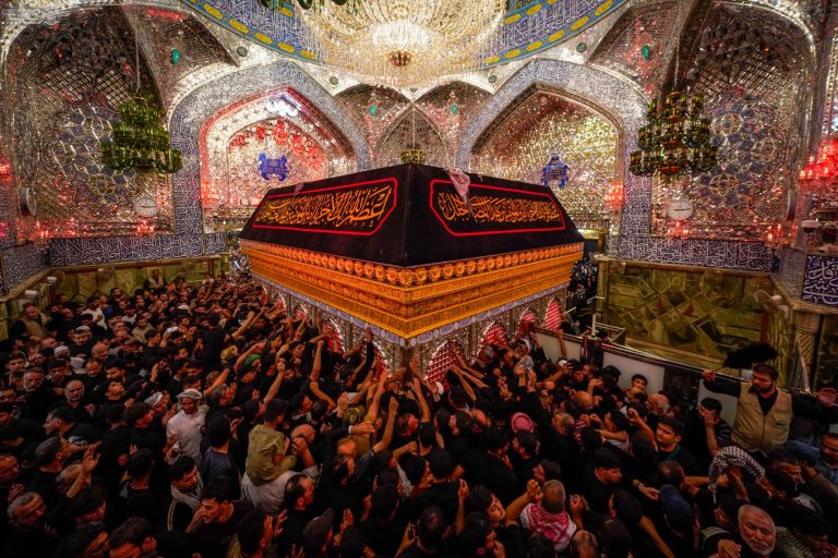 Peregrinos reunidos alrededor del mausoleo del Príncipe de los Creyentes en la noche del martirio del Profeta