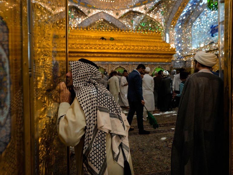 Peregrinos rezando en el Santuario del Imam Alí durante el domingo