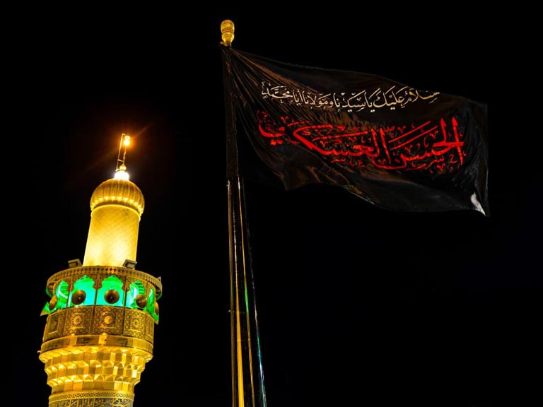 Izado de la bandera de luto por el aniversario del martirio del Imam Hasan al-Askari en el Sagrado Santuario Alawi