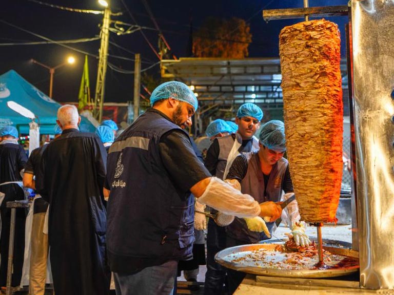 El mawkib "Jóvenes de Qanbar" brinda alimentos y bebidas a los peregrinos del Arbaín.