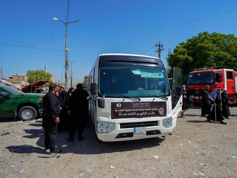 Servidores del Sagrado Santuario Alawi prestando servicios a los peregrinos en Samarra