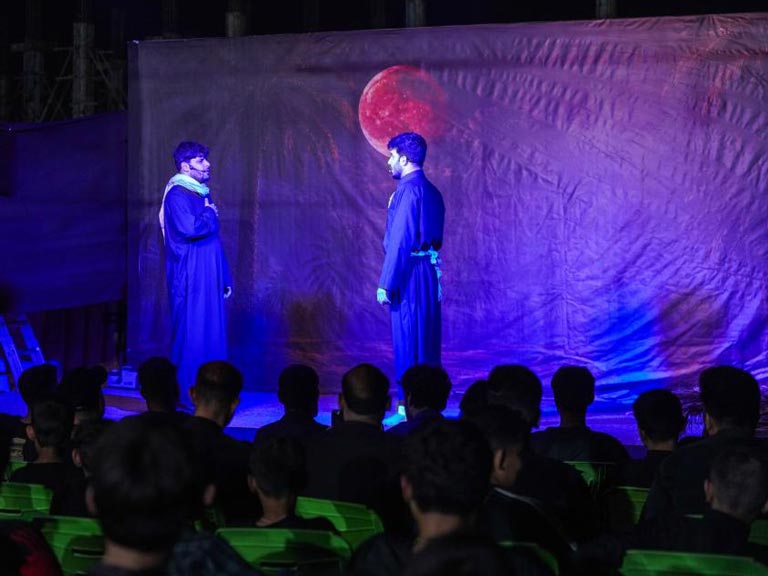 Presentación de la obra teatral «Días de duelo» durante el Arbaín