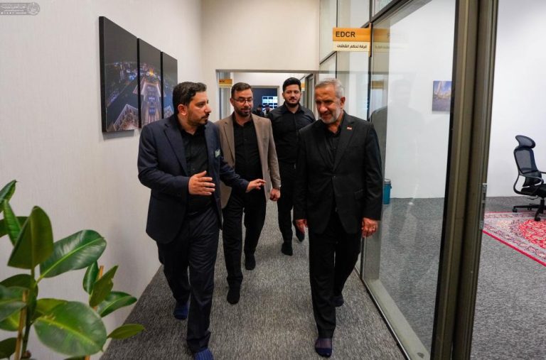 Ali Razuqi, presidente del Comité Superior de Servicios de la Oficina del Primer Ministro de Irak, durante su visita al Santuario Sagrado Alawí