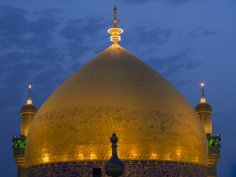 La cúpula dorada y los minaretes del Sagrado Santuario Alawi al amanecer